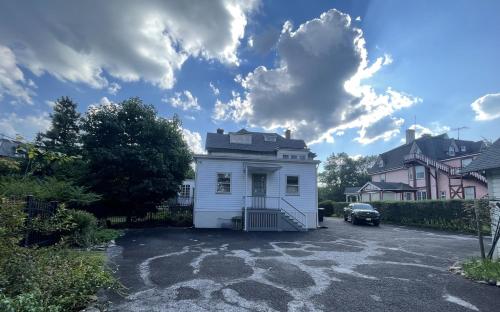 Gallery image of The White House in Plainfield