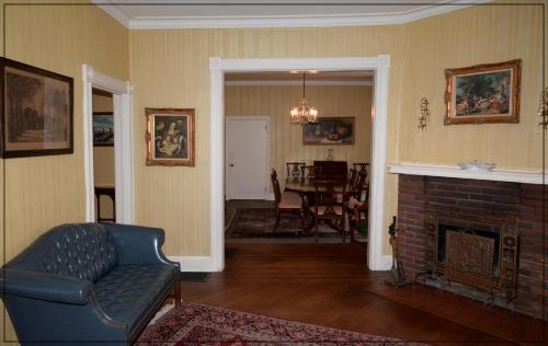 Gallery image of The White House in Plainfield