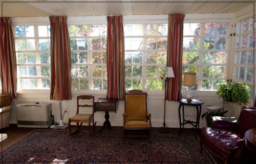 Gallery image of The White House in Plainfield