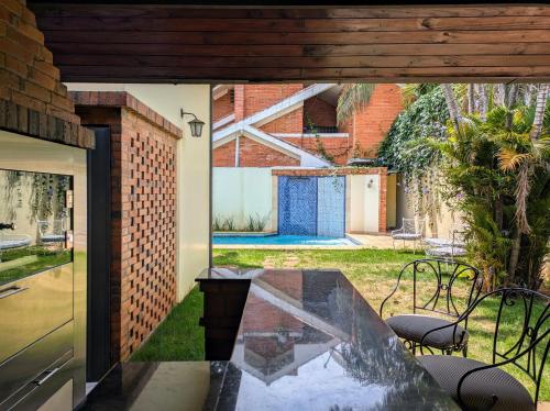 Dream House with Private Pool and BBQ Areaにある庭