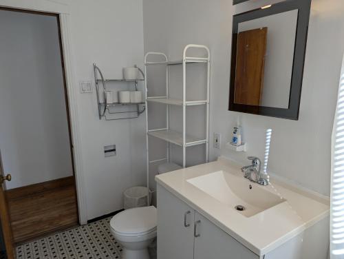 Koupelna v ubytování Comfy apartment close to Metro Monk station with self check in