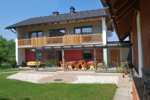 una casa con balcone e patio di Ferienhof Ressmann-Tratnik a Ledenitzen