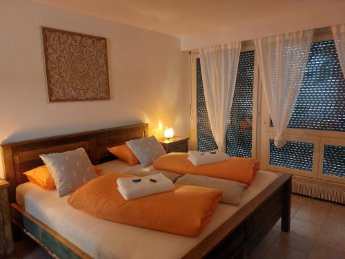 a bedroom with two beds and a window at El Destino Apartments in Zürich