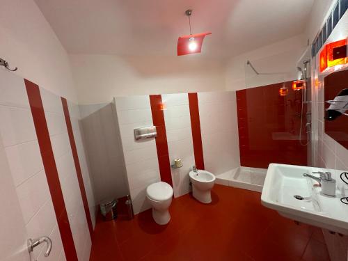 a bathroom with a toilet and a shower and a sink at Il Rifugio delle parole in Nuoro