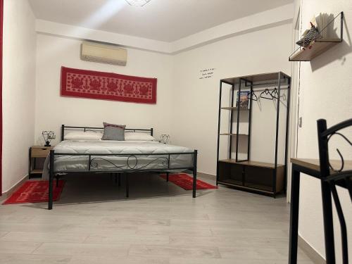 a room with a bed and a shelf in it at Il Rifugio delle parole in Nuoro
