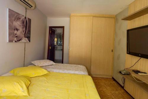 a bedroom with a bed and a flat screen tv at Grandhouse Salto Donner in Rio Forcação