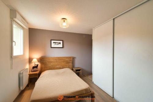 a small bedroom with a bed and a window at Résidence Les Adrets de Peyragudes in Germ