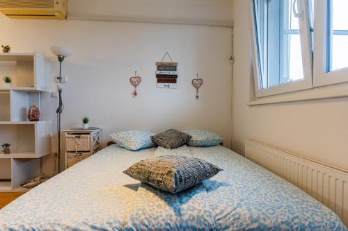 Ένα ή περισσότερα κρεβάτια σε δωμάτιο στο Flex SelfCheckIns 120 - Zagreb - Studio Apartment - Loggia