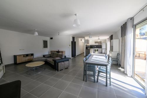 un salon avec un canapé et une table dans l'établissement Les deux mers, à Sainte-Maxime