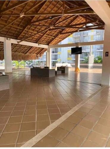 a large room with a tiled floor in a building at Arriendo Apto Peña Azul La Aldea in Ricaurte