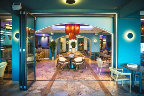 a dining room with a table and chairs at AKTEON GIRNI in Paralia Katerinis