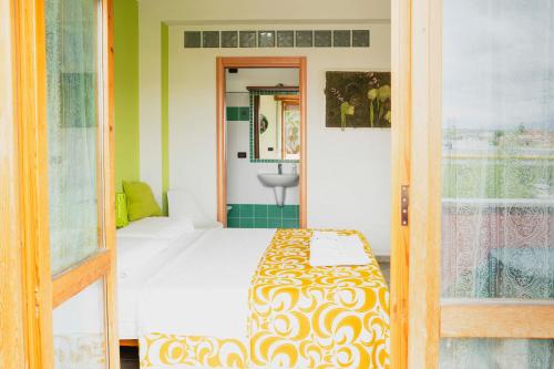 a small bedroom with a bed and a bathroom at La Casa Zen in San Giovanni Teatino