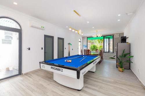 头顿Sun Villa 33 Phan Huy Ích - Phòng Khách Có Máy Lạnh的一间有台球桌的大房间