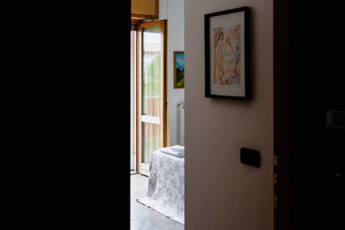 a hallway with a table and a picture on the wall at La Casa Zen in San Giovanni Teatino