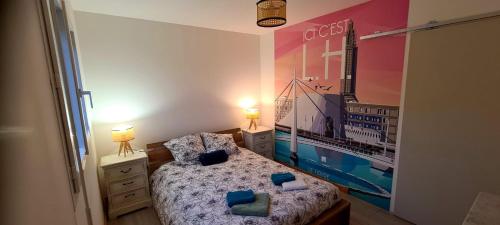 une chambre avec un lit et un tableau au mur dans l'établissement Le Ponton de Magny-en-Bessin, à Magny-en-Bessin