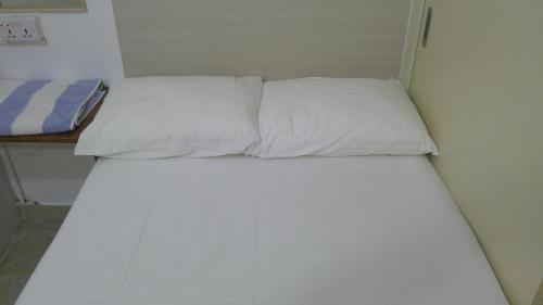 Llit o llits en una habitació de Ruby Star Budget Room with Shared Washroom Access G06