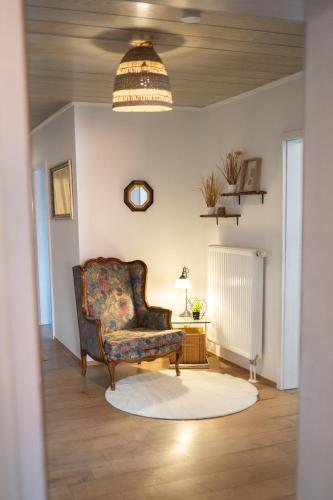 Ruang duduk di Cozy Apartment Hideaway -5 min zur Autobahn - Self Check-In