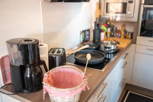 Dapur atau dapur kecil di Cozy Apartment Hideaway -5 min zur Autobahn - Self Check-In