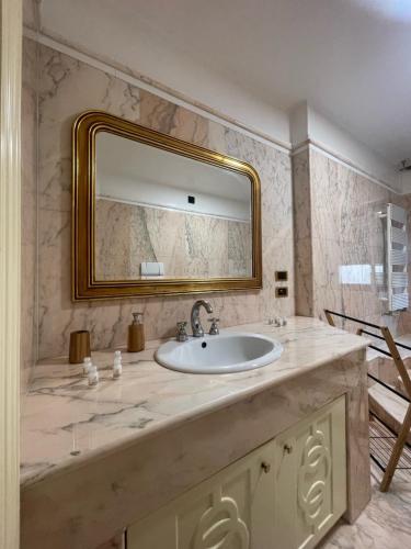 マンフレドーニアにあるVilla Angioina Manfredi Homes& Villasの洗面台と鏡のあるバスルーム