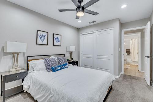 Katil atau katil-katil dalam bilik di Luxe Phoenix Getaway (heated pool, mountain view)