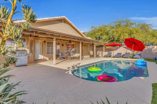 Kolam renang di atau dekat dengan Luxe Phoenix Getaway (heated pool, mountain view)