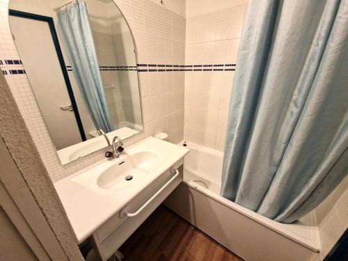 une salle de bain avec un lavabo et un rideau de douche dans l'établissement Résidence Le Thabor - studio 4 personnes en plein coeur station 19m² MAE-2960, à Modane