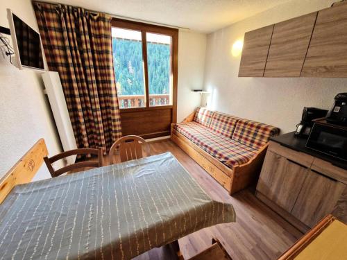 un petit salon avec un canapé et une table dans l'établissement Résidence Le Thabor - studio 4 personnes en plein coeur station 19m² MAE-2960, à Modane