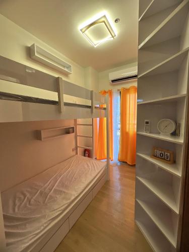 Postel nebo postele na pokoji v ubytování Hadisha Suite Spring Residence