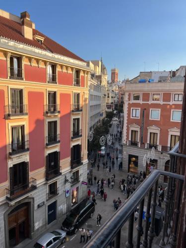 マドリードにあるAlbergue Miguel Ángelの建物のある街並み