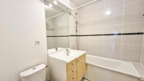 a bathroom with a sink and a tub and a toilet at Résidence Les Pleiades - Appartement spacieux et lumineux · Centre station · Balcon · Parking couvert MAE-7354 in Flaine