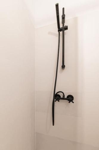 - un porte-serviettes noir sur un mur blanc dans l'établissement Studio Tolbiac, à Paris