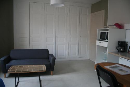- un salon avec un canapé et un four micro-ondes dans l'établissement T2 centre ville de Dreux - Entrée autonome, à Dreux