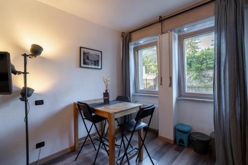 een kamer met een tafel, stoelen en een raam bij Outdoor Apartments - Studiò11Centro in Aosta