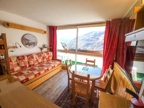 un salon avec un canapé et une table dans l'établissement Résidence Tougnette - Studio équipé au pied des pistes avec vue panoramique MAE-3994, aux Menuires