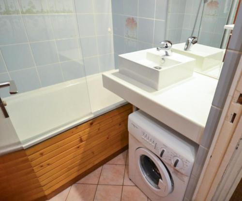 une salle de bain avec un lavabo et une machine à laver dans l'établissement Résidence Tougnette - Studio équipé au pied des pistes avec vue panoramique MAE-3994, aux Menuires