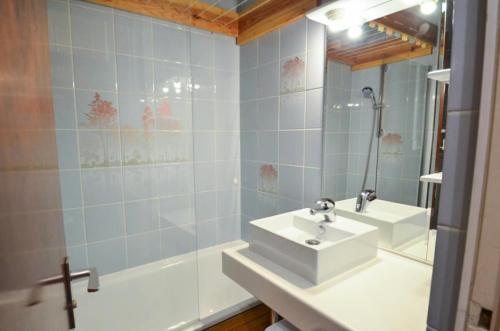 une salle de bain avec un lavabo et une baignoire dans l'établissement Résidence Tougnette - Studio équipé au pied des pistes avec vue panoramique MAE-3994, aux Menuires