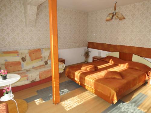 Ліжко або ліжка в номері Family Hotel Lebed