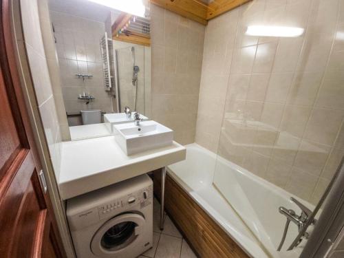une salle de bain avec un lavabo et une machine à laver dans l'établissement Résidence Cherferie - Appartement sur les pistes au coeur des Menuires avec vue panoramique MAE-3974, aux Menuires