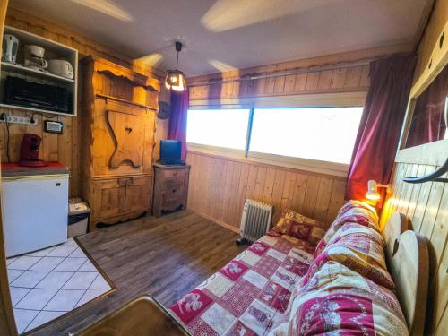 un salon avec un canapé et une cuisine dans l'établissement Résidence Combes - Appartement aux pieds des pistes aux Menuires avec ve panoramiqe MAE-4084, aux Menuires