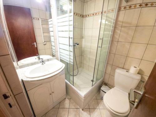 une salle de bain avec une douche, des toilettes et un lavabo dans l'établissement Résidence Combes - Appartement aux pieds des pistes aux Menuires avec ve panoramiqe MAE-4084, aux Menuires