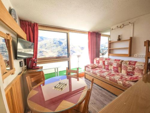 un salon avec un canapé et une table dans l'établissement Résidence Combes - Appartement 3 personnes avec vue panoramique MAE-5764, aux Menuires
