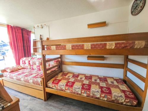- une chambre avec 2 lits superposés dans une maison dans l'établissement Résidence Combes - Appartement 3 personnes avec vue panoramique MAE-5764, aux Menuires