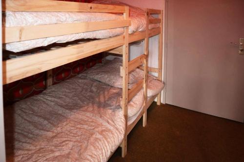quelques lits superposés dans une chambre dans l'établissement Résidence L'eperviere - Studio à deux pas du centre MAE-0754, aux Orres