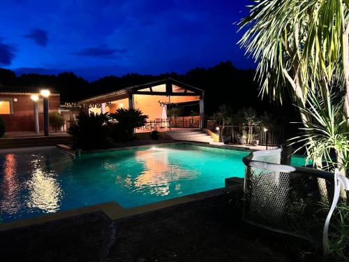 une piscine dans un jardin la nuit dans l'établissement hébergement studio indépendant, à Grans
