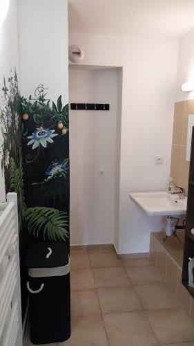 une salle de bain avec un lavabo et des toilettes dans une chambre dans l'établissement Chez Twin&Twin, à Santa-Maria-Poggio