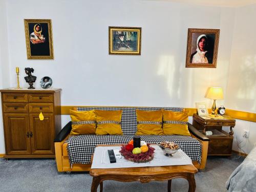 una sala de estar con un sofá y una mesa en Studio - CLASSIC -, en Alba Iulia