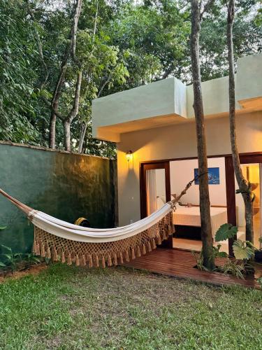 amaca di fronte a una casa alberata di Casa PauBrasil a Trancoso