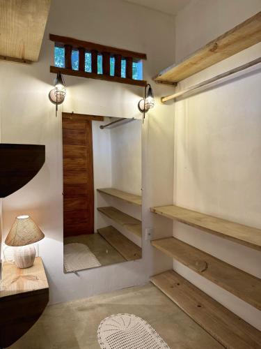 una stanza con specchio e armadio con scaffali di Casa PauBrasil a Trancoso