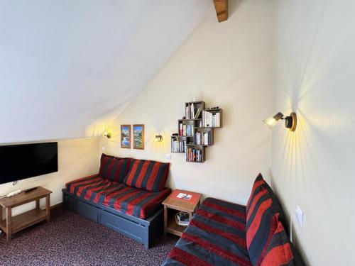 un salon avec un canapé et une télévision dans l'établissement Résidence Alpaga - Appartement · Rénové · Wifi inclus · Parking couvert MAE-9294, à La Salle Les Alpes