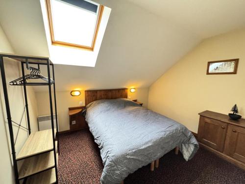 - une chambre avec un lit, une échelle et une fenêtre dans l'établissement Résidence Alpaga - Appartement · Rénové · Wifi inclus · Parking couvert MAE-9294, à La Salle Les Alpes